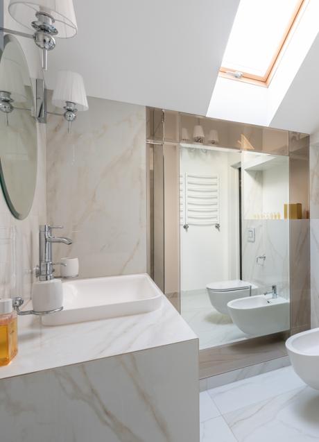 Los espejos reflejan la luz y multiplican visualmente el tamaño de la estancia/PEXELS