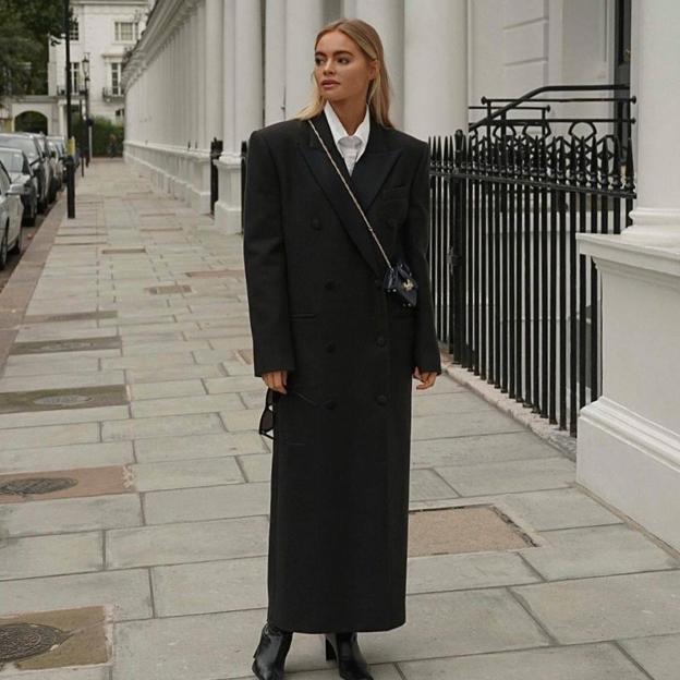 La influencer lleva un abrigo largo tailoring en color negro/@CLAIREROSE