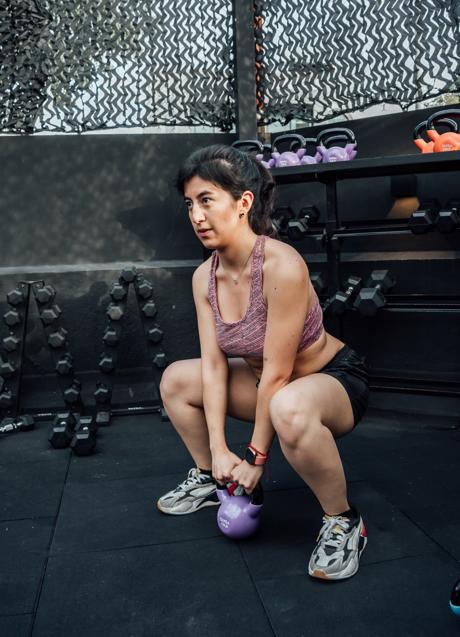 Mujer haciendo ejercicio/PEXELS