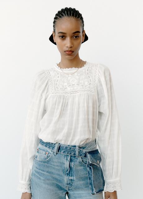 Camisa blanca con bordados de Zara (29,99 euros)