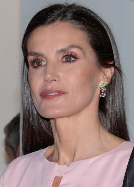 La reina Letizia llevó un maquillaje con sombras rojizas. / GTRES