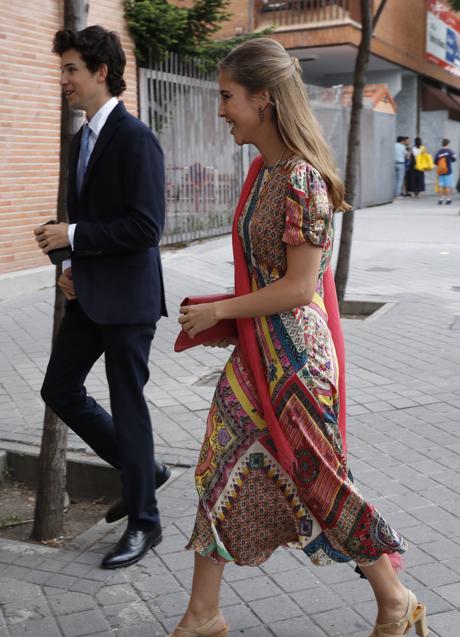 Una invitada a la boda con vestido multicolor. Foto: Gtres.