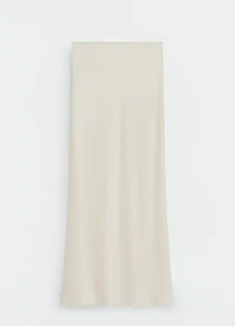 La falda es satinada, larga y cuesta 59,99 euros.