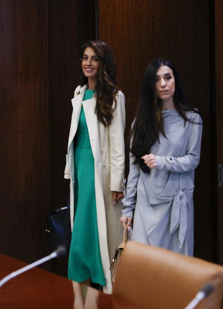 Amal Clooney en la ONU con un look elegante. / GTRES