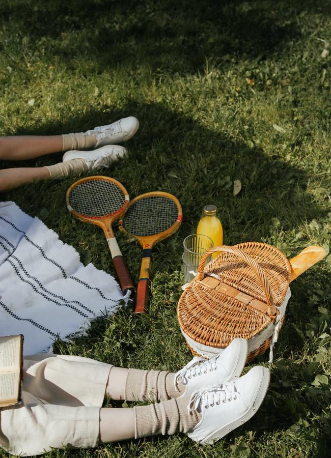 Mujeres jugando al bádminton. / PEXELS