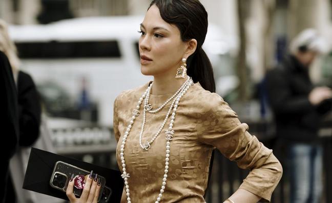 Joyas XL, la tendencia en joyería que dice adiós al lujo silencioso y que llevan las expertas en moda