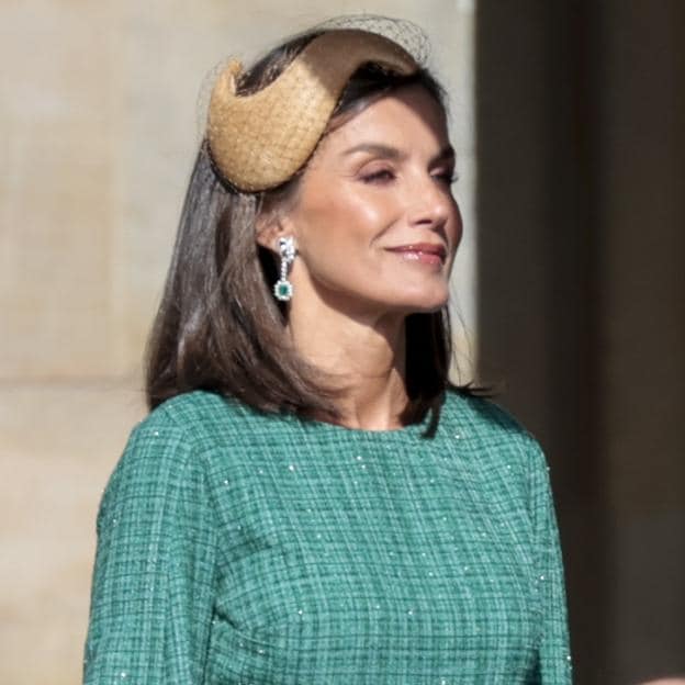 La reina Letizia sorprende con su look en el acto de bienvenida oficial a Holanda: vestido verde de tweed y tocado original