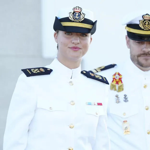 La princesa Leonor, al terminar el recibimiento con honores a su llegada a la Escuela Naval de Marín, en Pontevedra. 