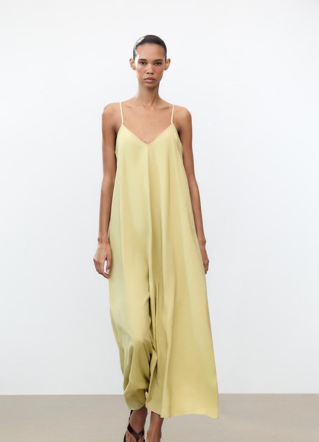 Entertainment news Celebrity gossip Movie and TV show updates Latest celebrity news Trending entertainment stories Vestido midi fluido en verde de Zara.