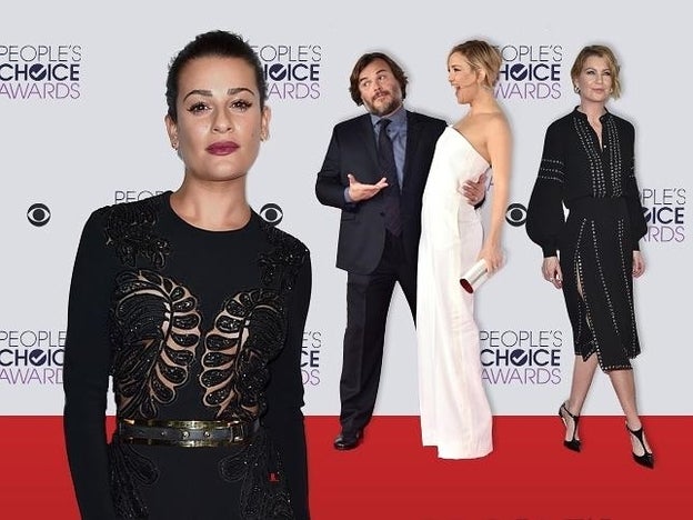 Vanessa Hudgens y sus compañeras de reparto en 'Grease', en la alfombra roja de los People Choice Awards./gtres