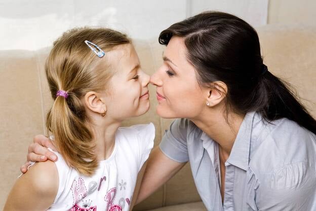 Una madre felicita a su hija para reforzar su autoestima./GTRES