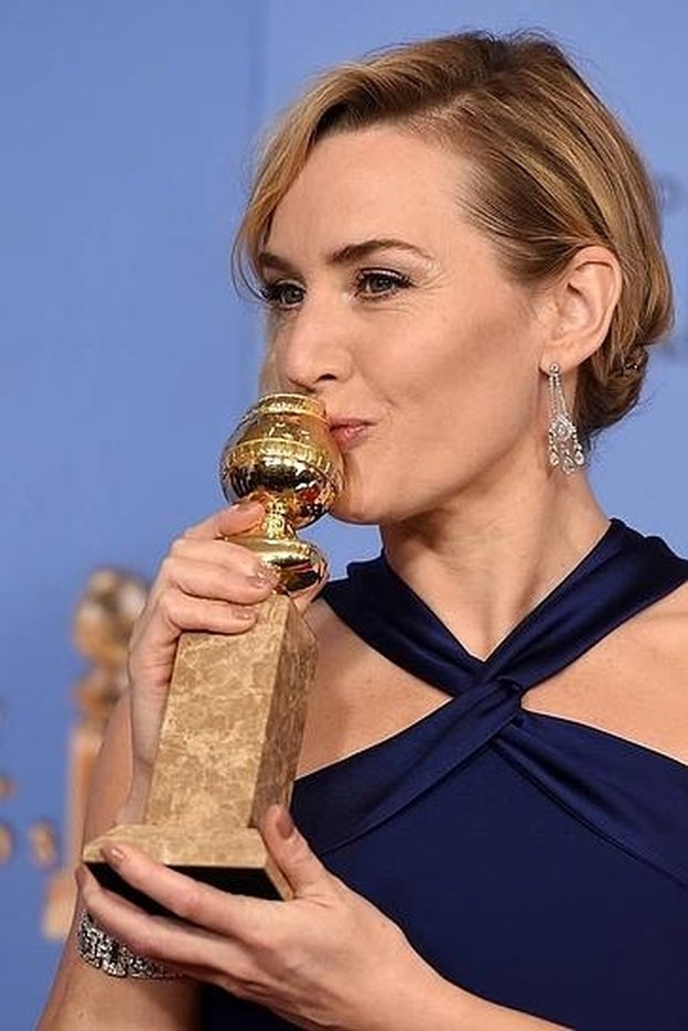 Kate Winslet fue una de las más elegantes en los Globos de Oro 2016, con un original recogido lateral y un maquillaje natural.