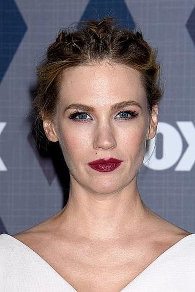 January Jones con recogido de trenzas y labios berry, un look 'beauty' que puedes imitar.