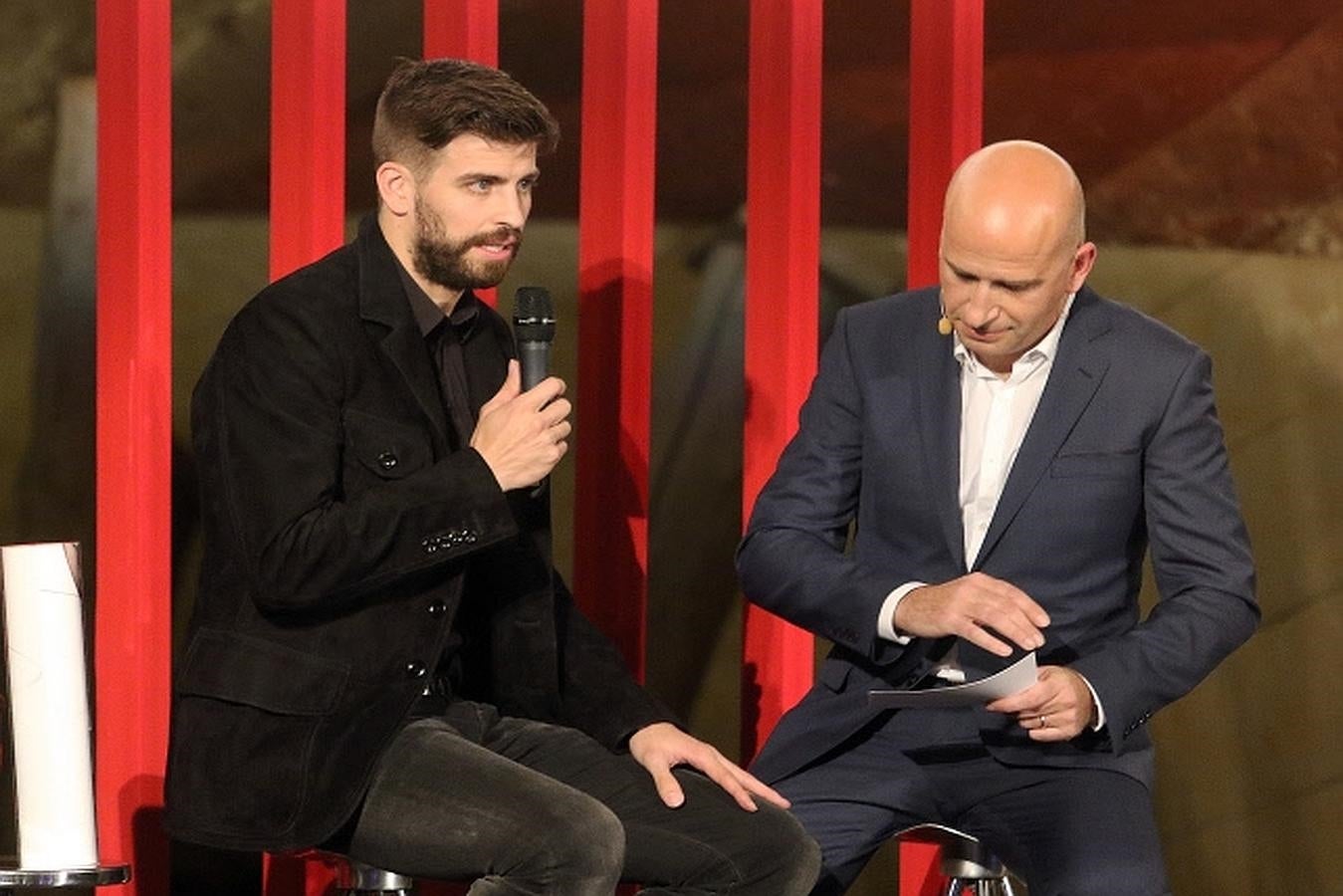 Gerard Piqué agradece el premio a mejor jugador catalán de 2015