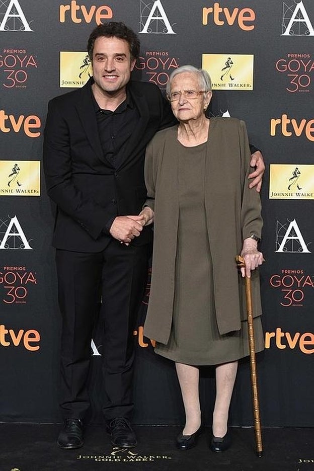 Antonia Guzmán, a sus 93 años, gran estrella de la última antesala de los Goya. En la foto, con su nieto, Daniel Guzmán./cordon press