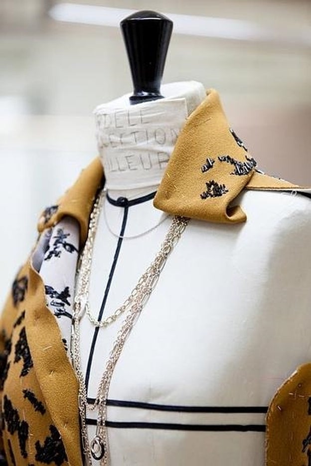 Detalles del 'atelier' y el 'backstage' de la Alta Costura de Dior en París