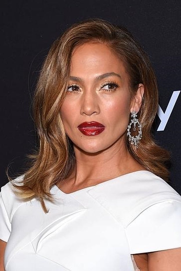 Jennifer Lopez con los labios demasiado oscuros, un error que echa años encima.