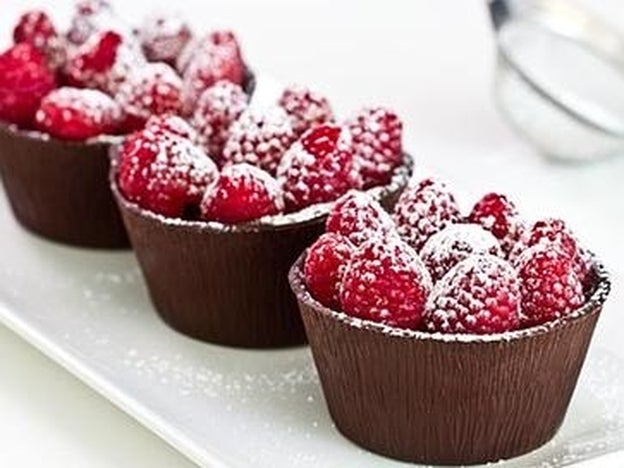 Mousse de chocolate en taza de chocolate con frambuesas