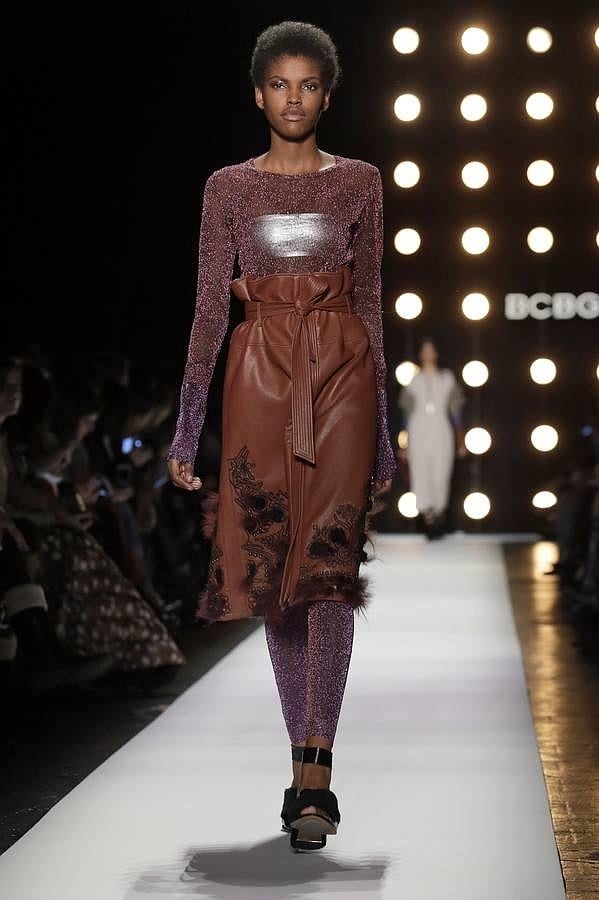 Desfile de BCBG Max Azria en Nueva York: falda polipiel