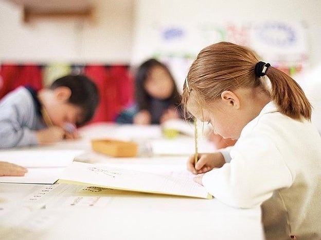 Una niña en el colegio con sus compañeros/Gtres