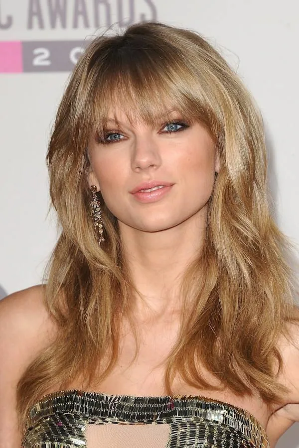 Taylor Swift con el pelo largo capeado