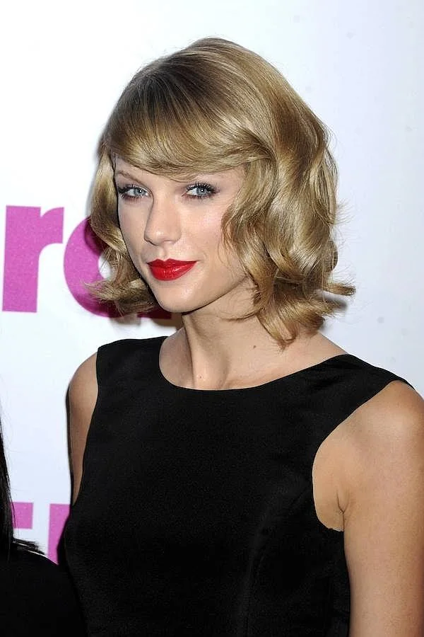 Taylor Swift con bob ondulado
