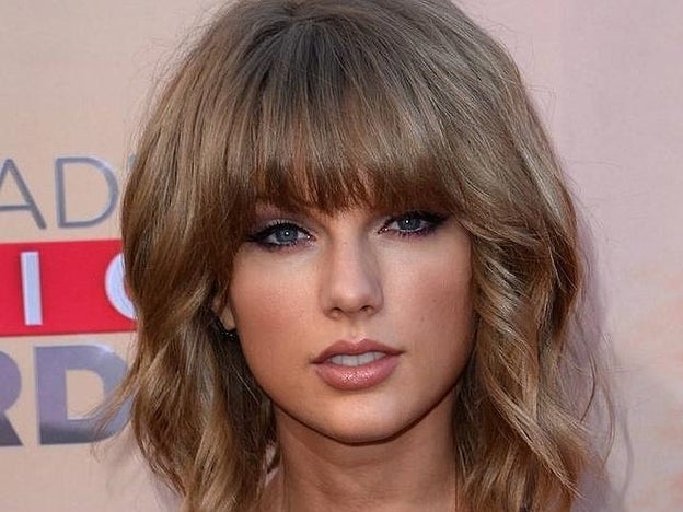 Taylor Swift con el corte de pelo 'swag'.