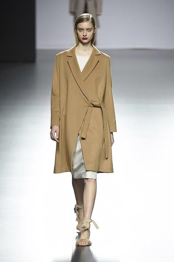 Desfile Ángel Schlesser en la MBFW Madrid: trench