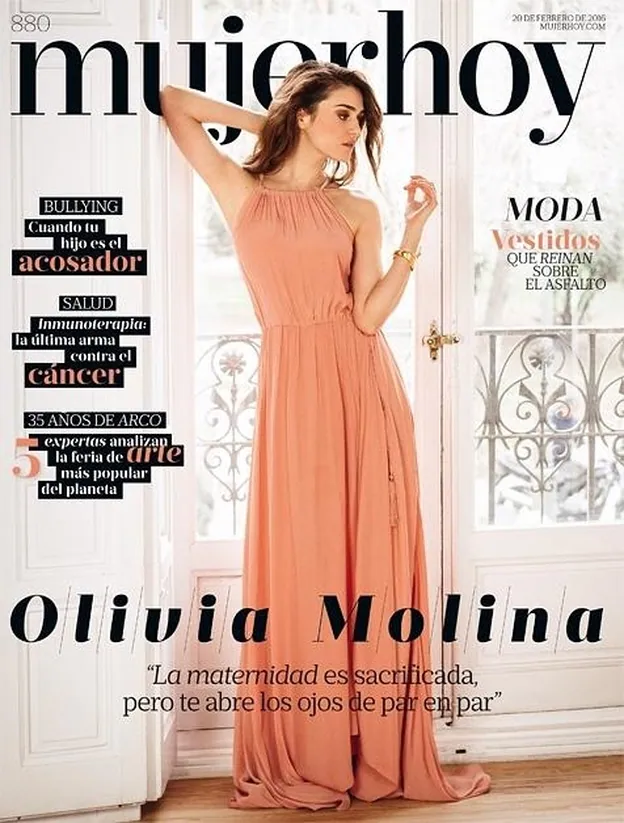 Olivia Molina lleva vestido de Adolfo Domínguez, brazalete de Aristocrazy y sandalias de Stuart Weitzman. Maqullaje de Lancôme./Antonio Terrón/Mujerhoy
