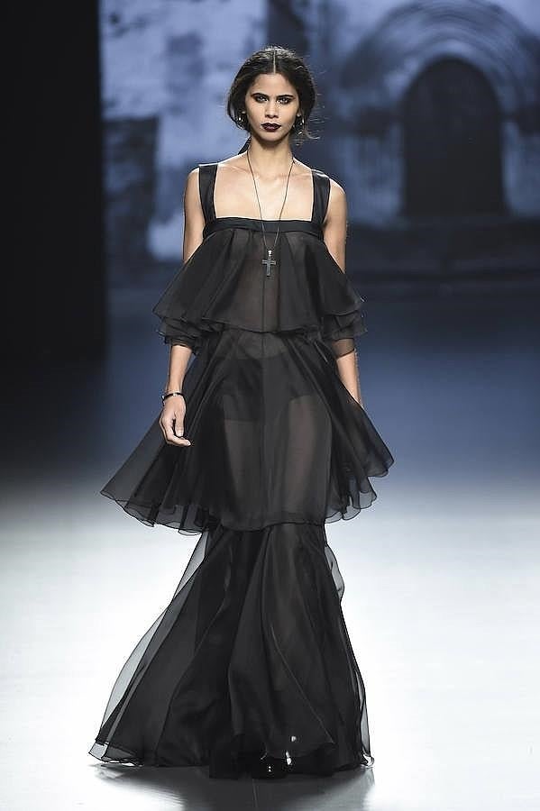 Desfile Juana Martín en la MBFWM: vestido negro