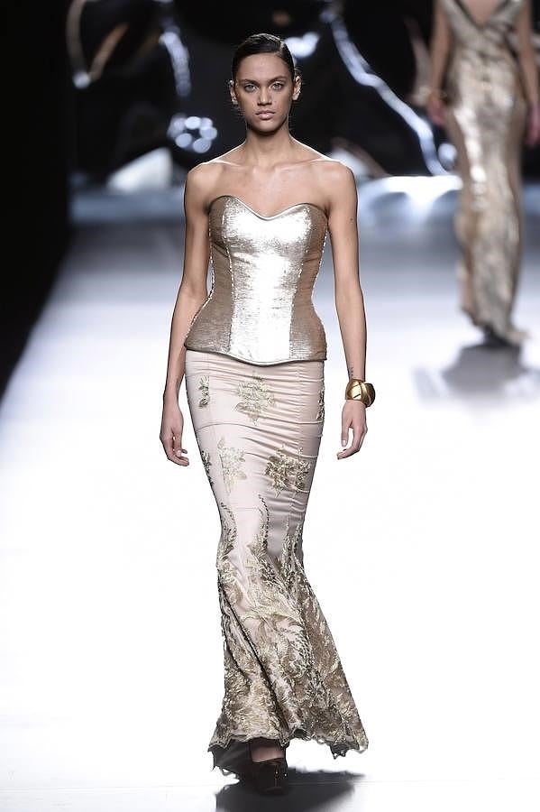 Desfile Maya Hansen en la MBFWM: look dorado