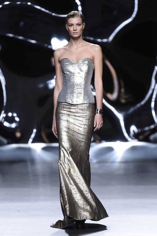 Desfile Maya Hansen en la MBFWM: dorado y plateado