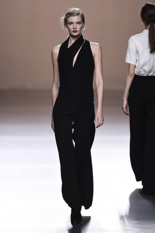 Desfile Roberto Torretta en la MBFWM: mono negro