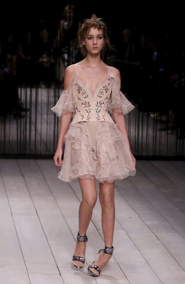 Desfile de Alexander McQueen en la Semana de la Moda de Londres: tonos nude