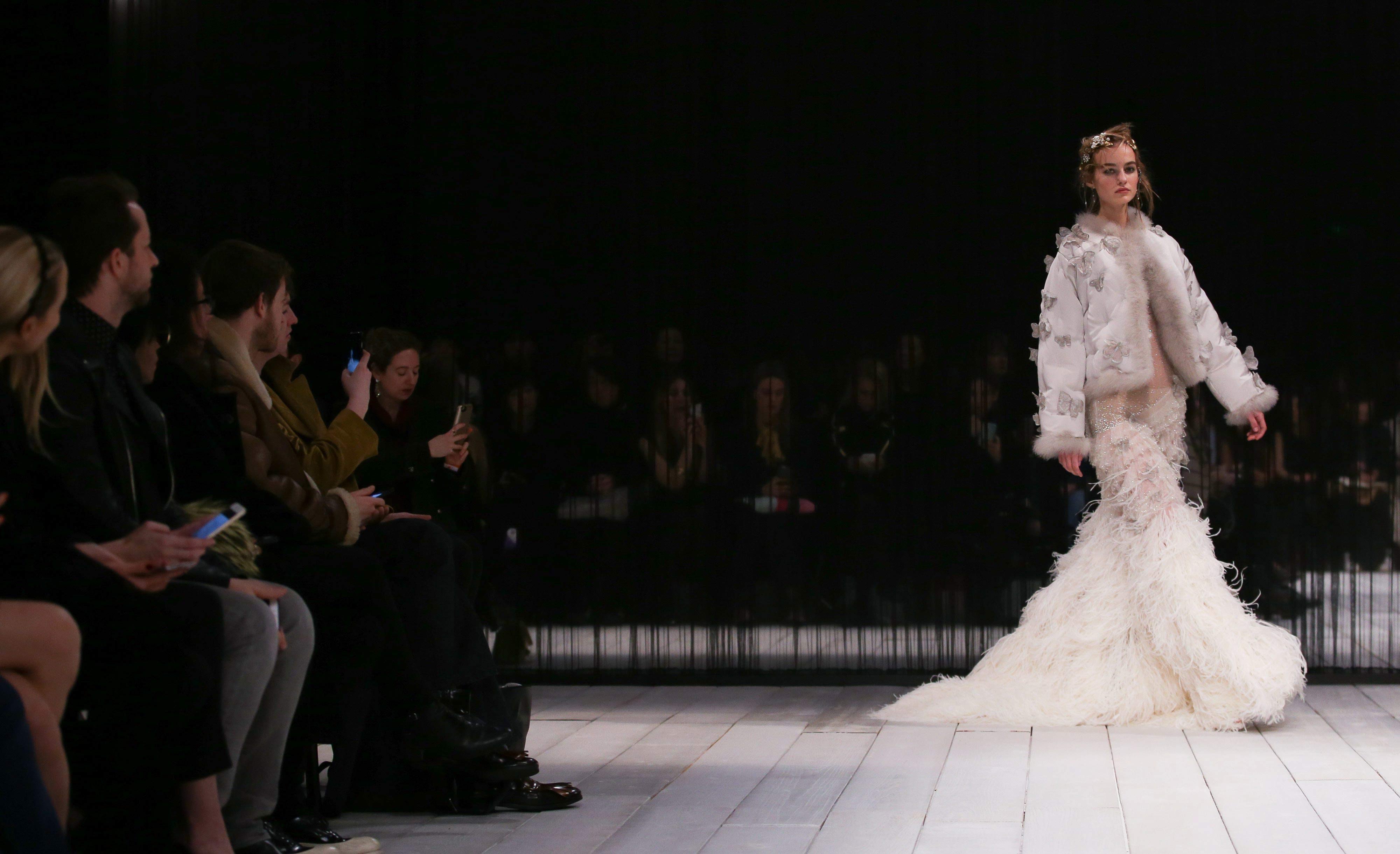 Desfile de Alexander McQueen en la Semana de la Moda de Londres: alfombra roja