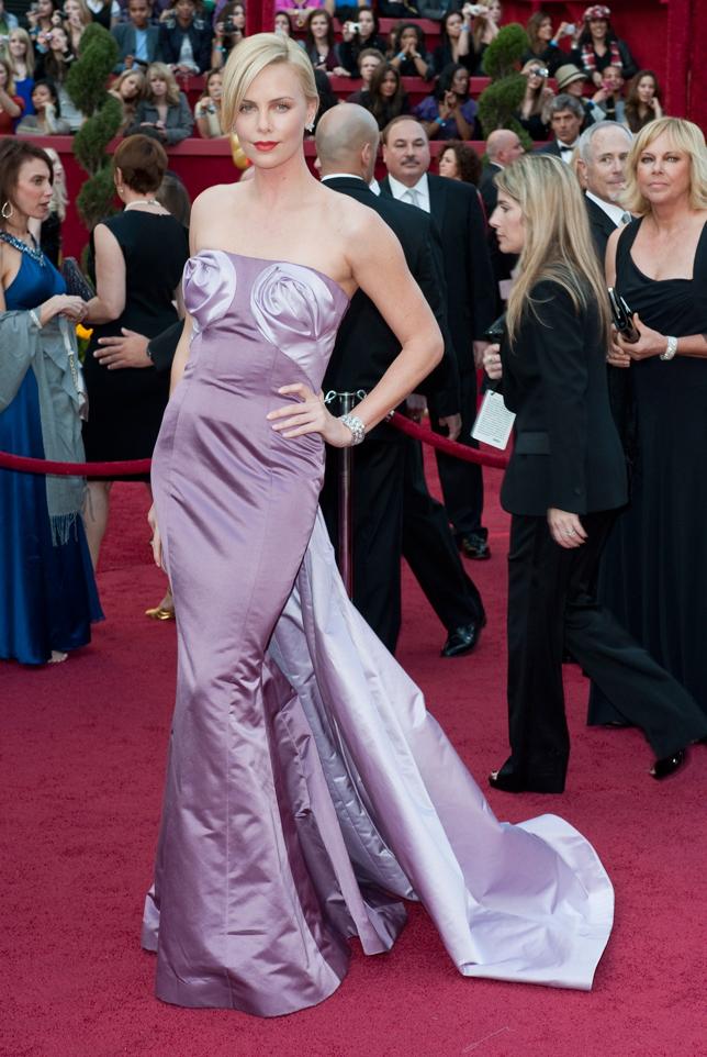 Los peores vestidos de los Oscar: Charlize Theron, otra vez