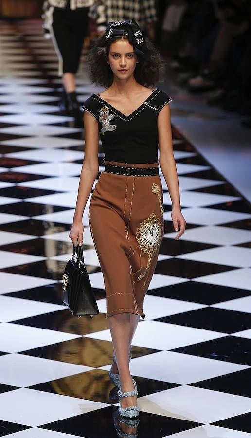 Desfile Dolce & Gabbana en Milán: falda tubo