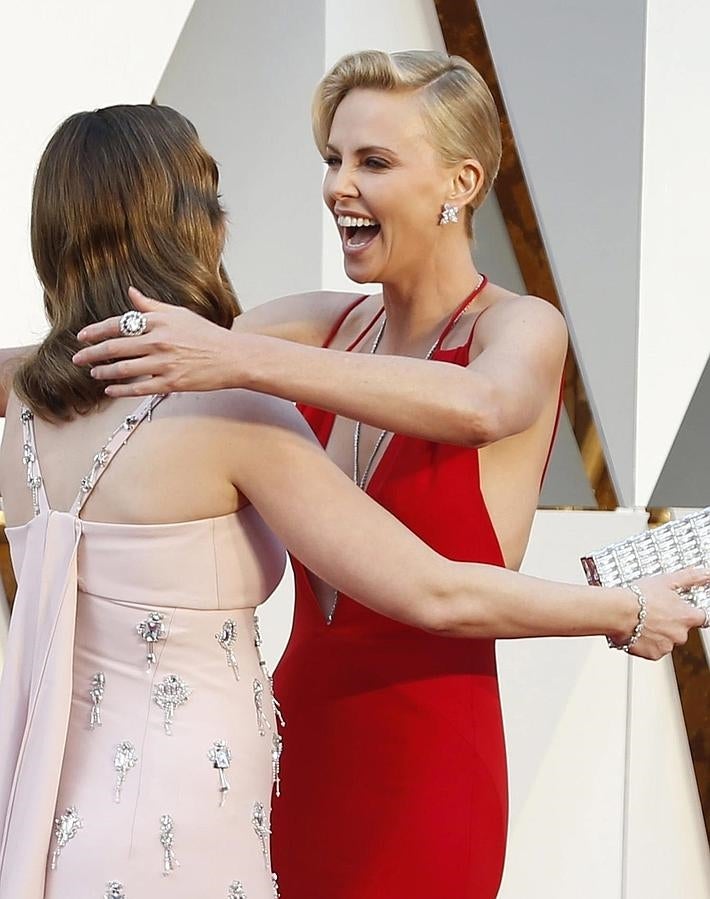 Besos y abrazos en los Premios Oscar 2016: Charlize Theron y Emily Blunt