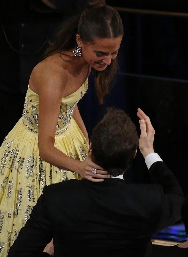 Besos y abrazos en los Premios Oscar 2016: Alicia Vikander y Michael Fassbender