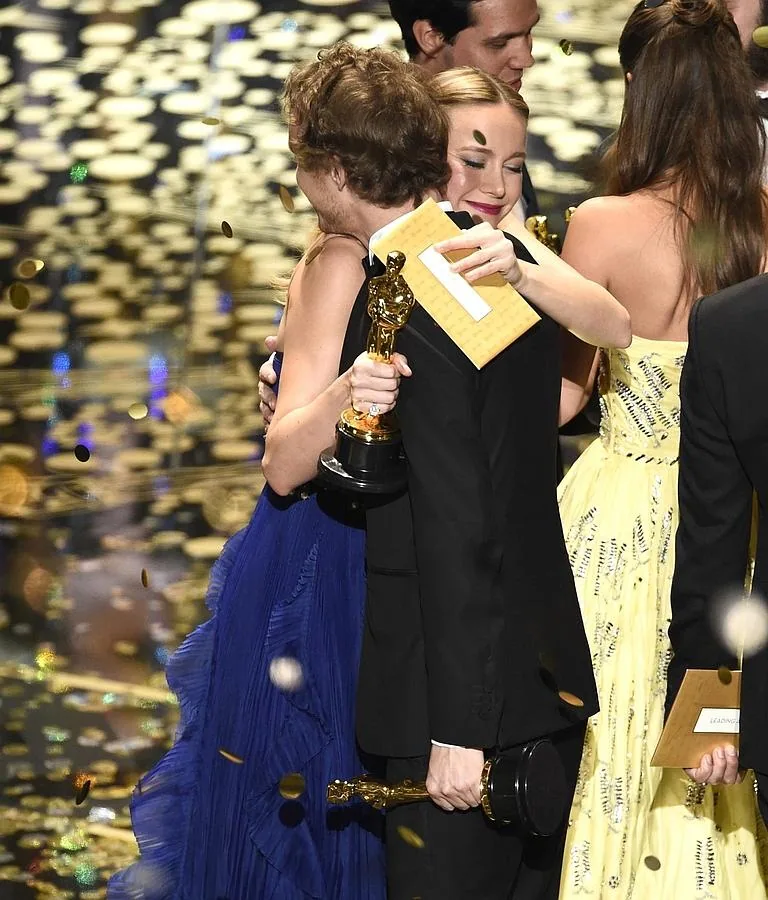 Brie Larson y sus abrazos tras ser ganadora del Oscar a la mejor actriz