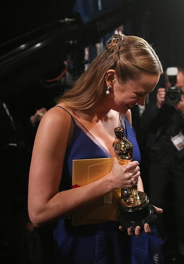 Brie Larson no puede dejar de reír con su Oscar en la mano