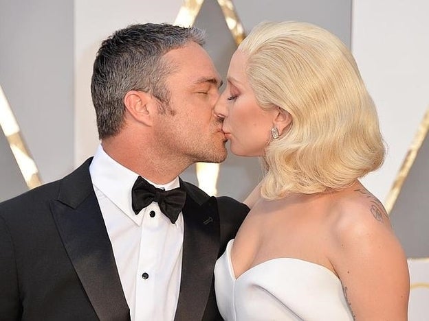 El beso de Lady Gaga y Taylor Kinney en los Oscar 2016./gtres.