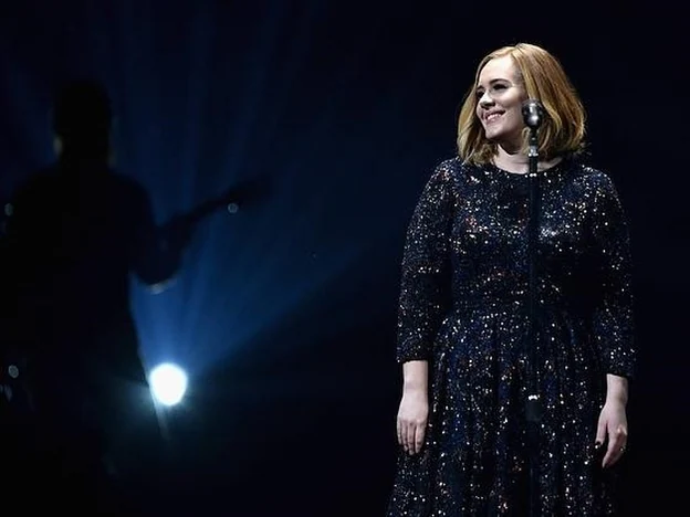 Adele, fiel a Burberry en su gira de conciertos