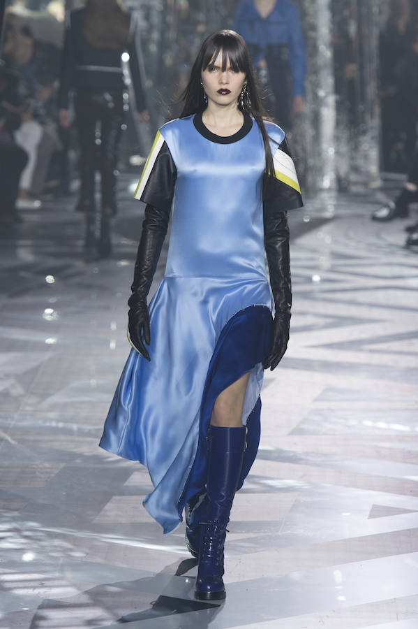 Vestido azul de Louis Vuitton para el invierno 2016-2017