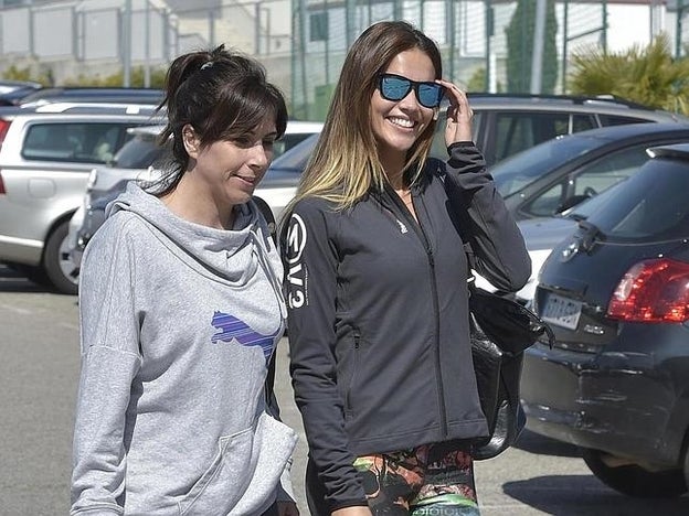 Lara Álvarez a la salida del gimnasio con una amiga días después de las informaciones del fin de su relación con Fernando Alonso.