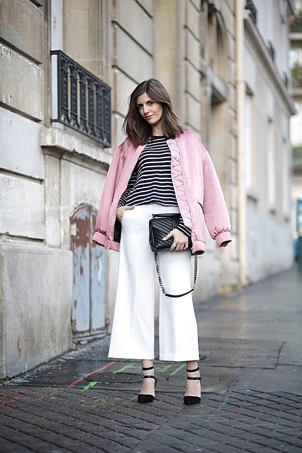 Look de Simple et chic con bomber rosa