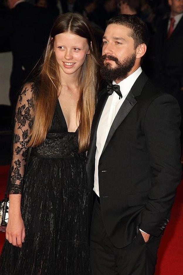 Shia Labeouf y Mia Goth, dispuestos a dar el 'sí, quiero'./gtres.