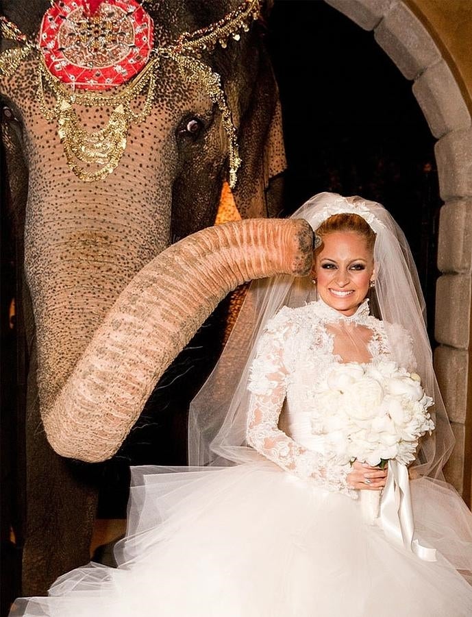 Nicole Richie llega al altar acompañada por un elefante