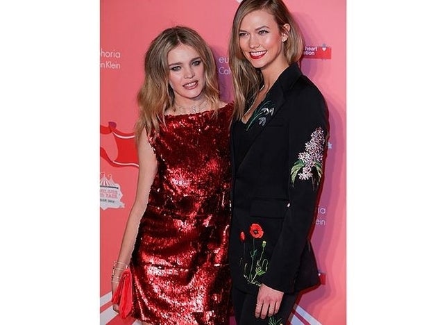 Natalia Vodianova con Karlie Kloos, coanfitriona en la reciente fiesta benéfica de Naked Heart, en Londres.