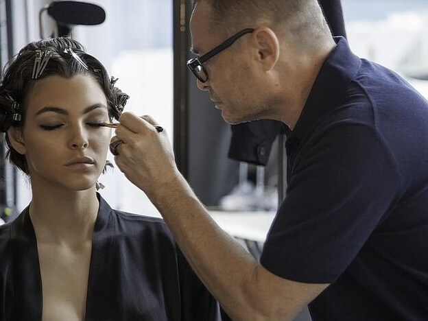 Tom Pecheux maquillando a la modelo Vittoria Ceretti para la campaña de lanzamiento de la máscara de pestañas Passioneyes Waterproof de Dolce&Gabbana.
